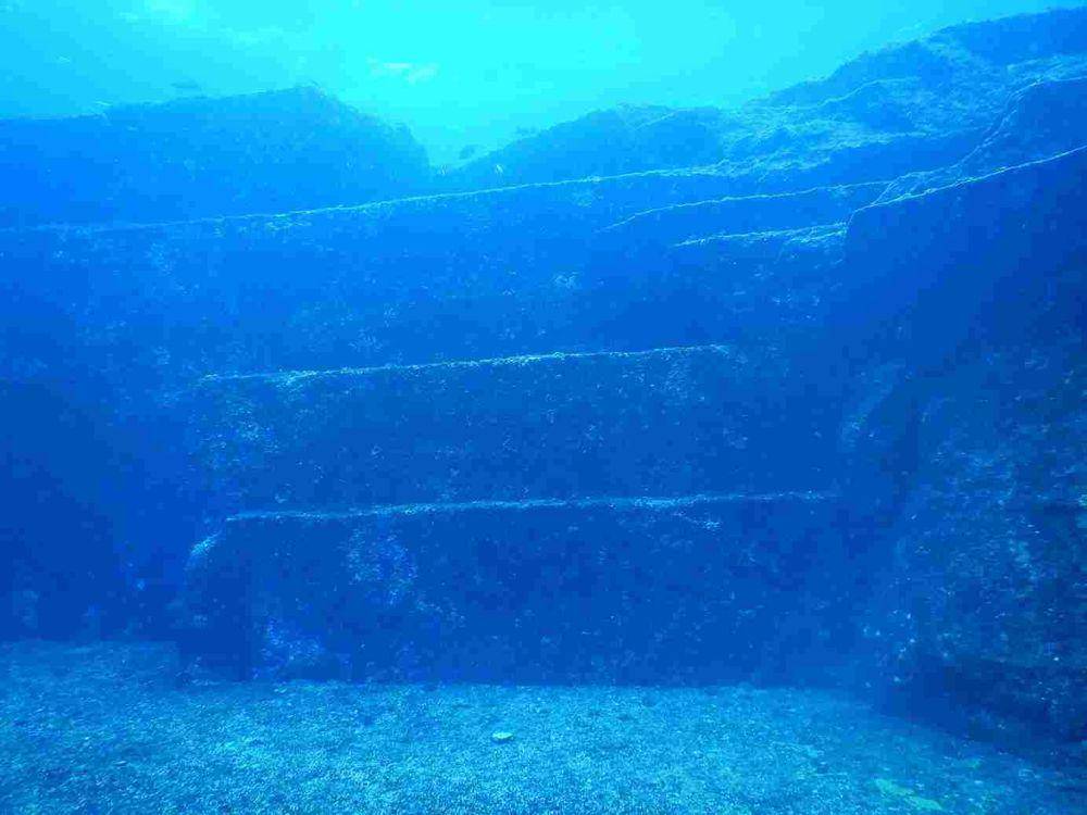 Ilustrasi monumen Yonaguni yang berada di dasar laut lepas pantai Yonaguni ujung selatan Kepulauan Ryukyu Jepang (commons.wikimedia.org/Melkov)