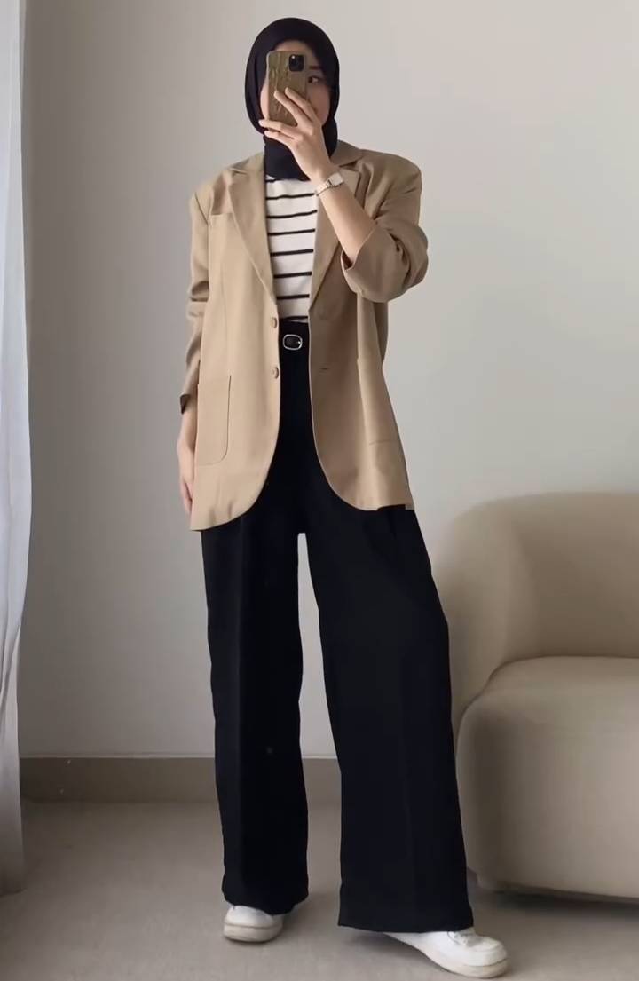 padu padan celana hitam buat kerja ala Pamela Agatha (instagram.com/pamelagatha)