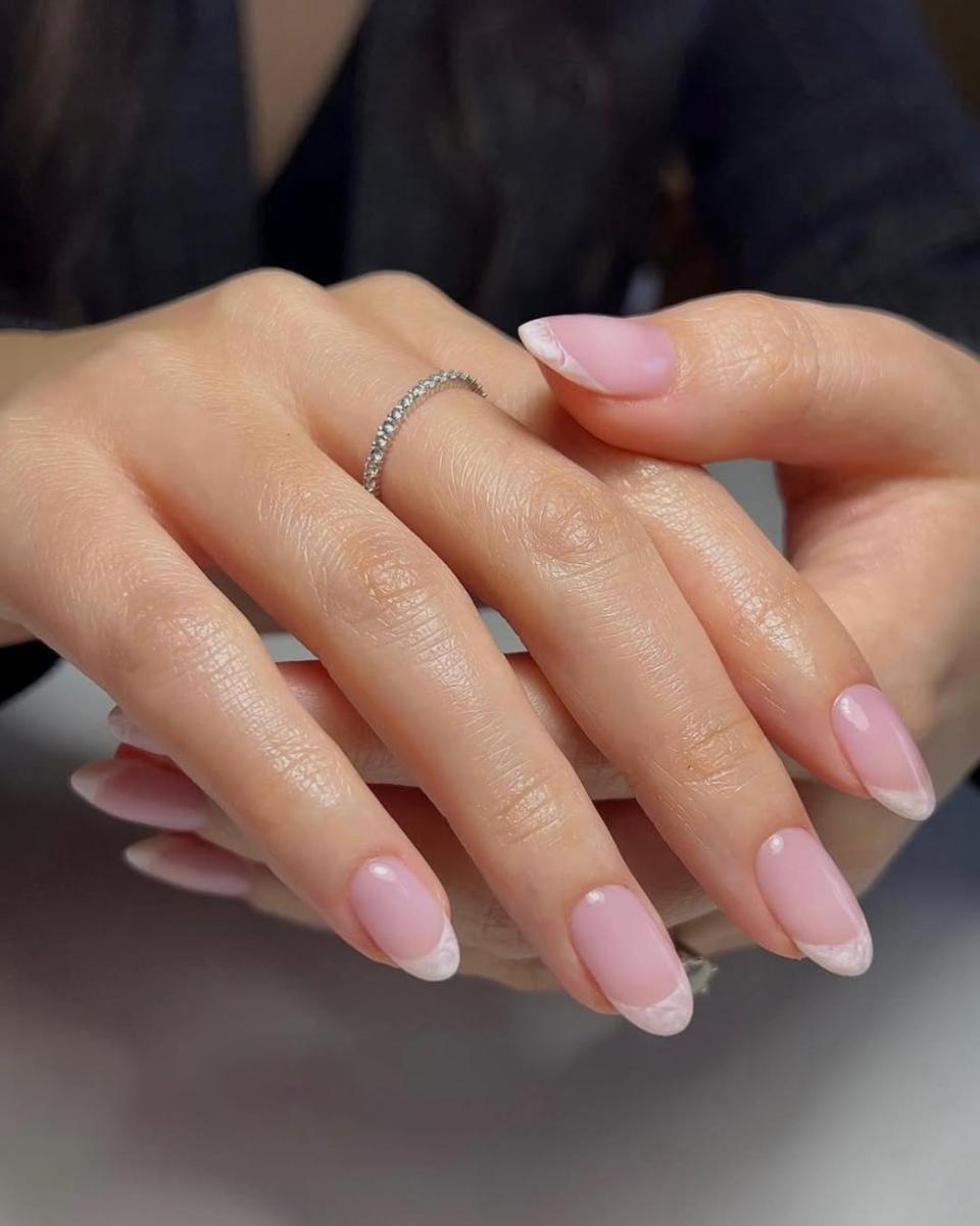 ide nail art tema strawberry milk (instagram.com/swaknails)