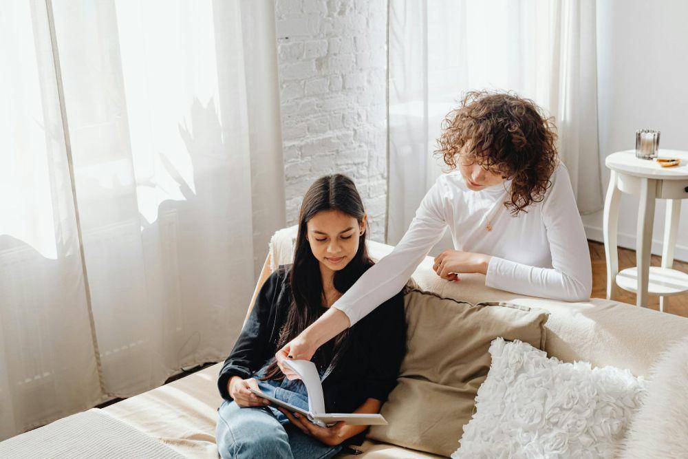 ilustrasi pilihan bacaan (pexels.com/Kaboompics.com)
