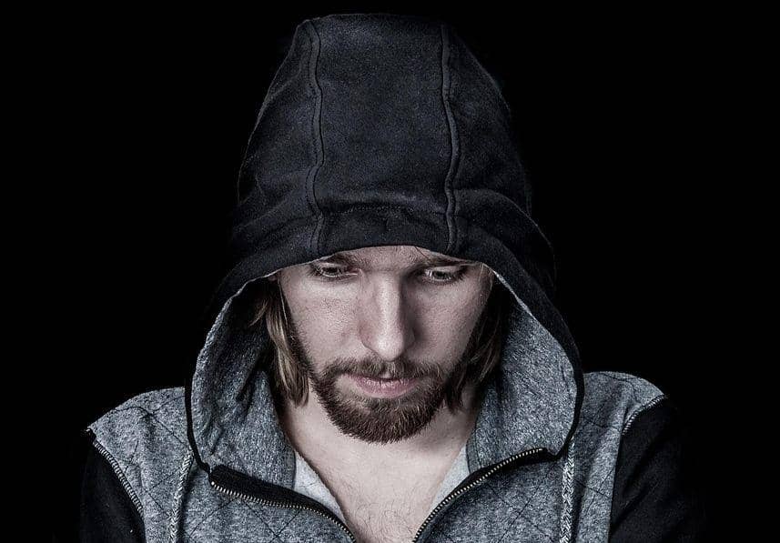 ilustrasi pakai hoodie (pixabay.com/lukaszdylka)