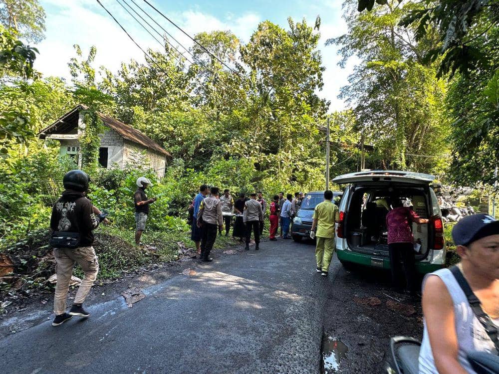 Proses evakuasi pesepeda yang jatuh ke jurang di Tabanan (Dok.IDNTimes/Istimewa)