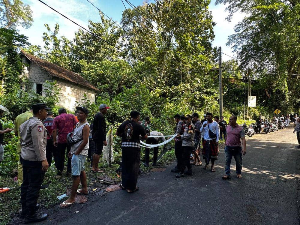 Proses evakuasi pesepeda yang jatuh ke jurang di Tabanan (Dok.IDNTimes/Istimewa)