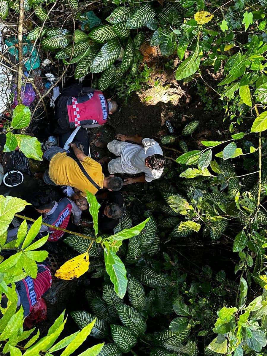 Proses evakuasi pesepeda yang jatuh ke jurang di Tabanan (Dok.IDNTimes/Istimewa)