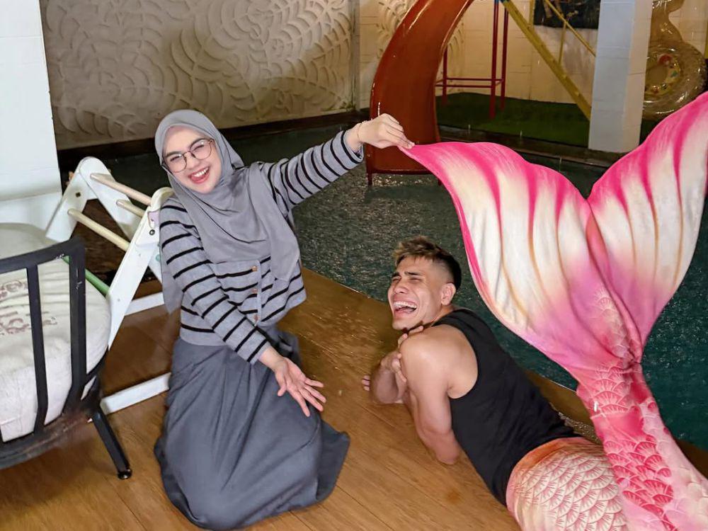 7 Potret Aisar Khaled Kolaborasi dengan Ria Ricis, Jadi Putri Duyung!