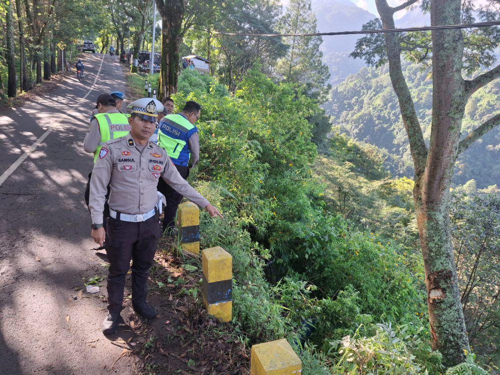 Jeep Bromo Bawa Wisatawan Korsel Terjun ke Jurang