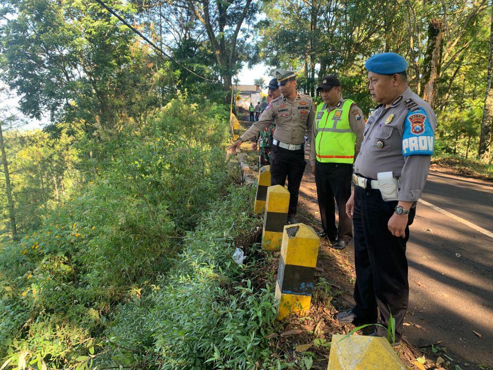 Olah TKP kecelakaan Jeep Bromo yang terjun ke jurang di Desa Gubugklakah. (Dok. Humas Polres Malang)