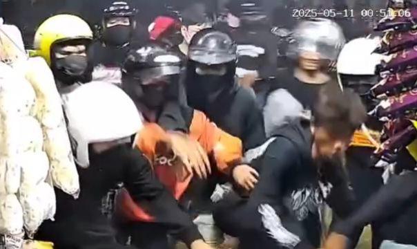 Viral! Dua Pemuda Diserang Brutal di Warung Sembako Madiun