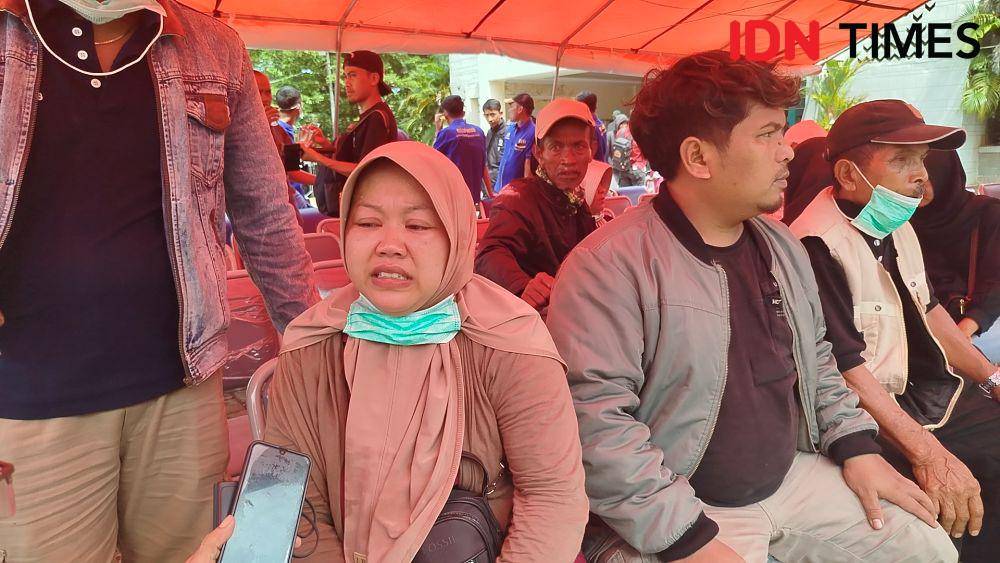 Dede istri dari Endang Rahmat saat ditemui di RSUD Pameungpeuk, Selasa (13/5/2025) (IDN Times/Azzis Zulkhairil)