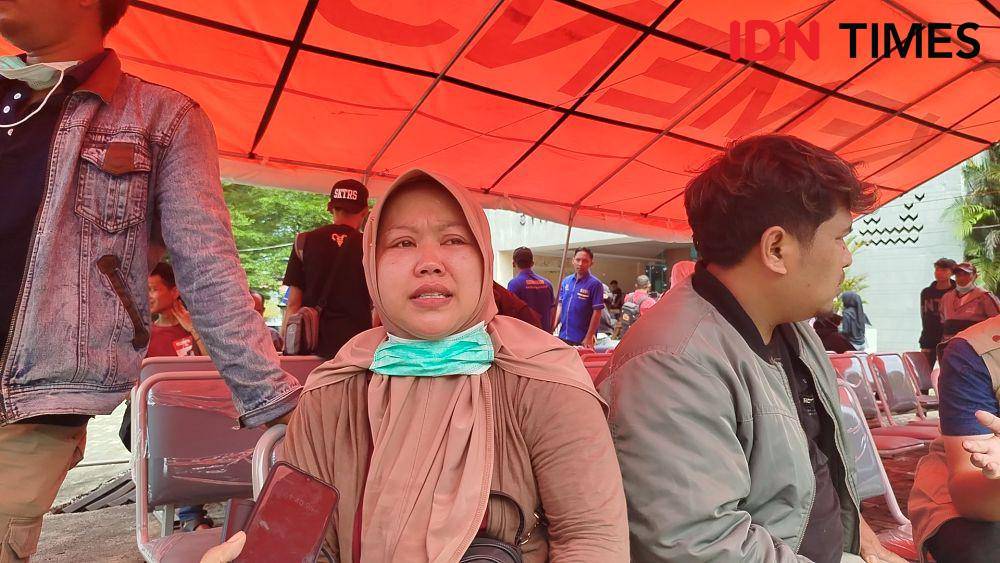 Dede istri dari Endang Rahmat saat ditemui di RSUD Pameungpeuk, Selasa (13/5/2025) (IDN Times/Azzis Zulkhairil)