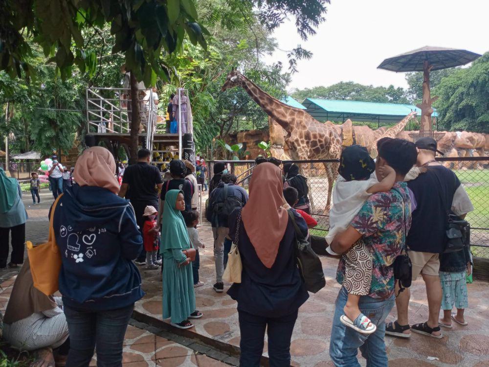 50 Ribu Wisatawan Padati KBS Selama Libur Panjang Waisak
