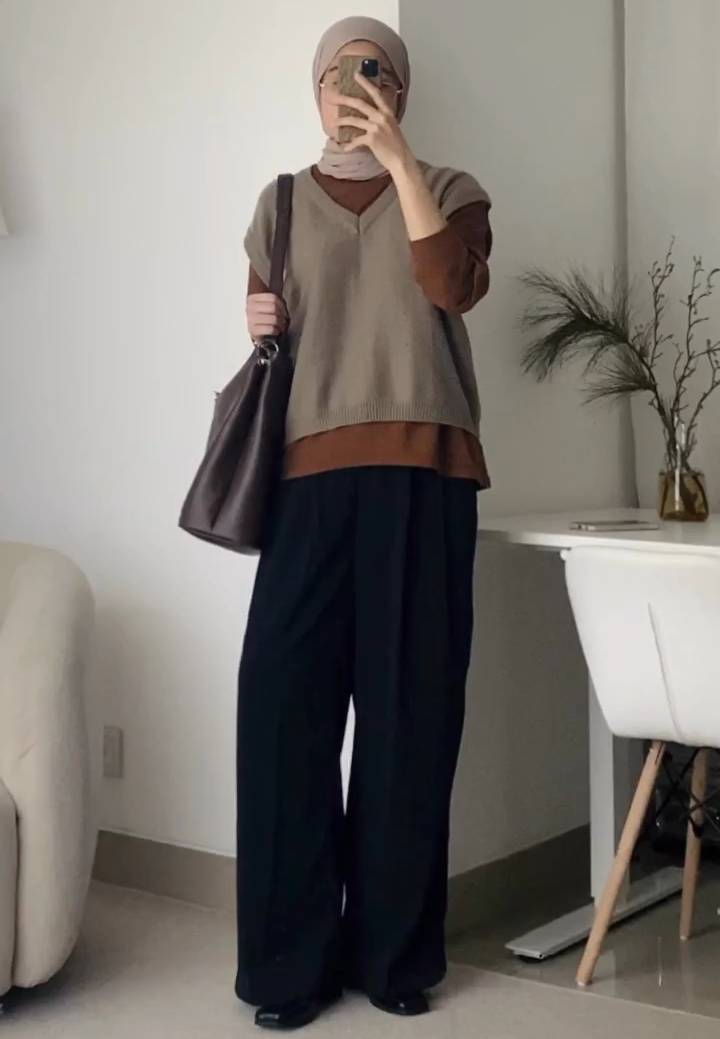 padu padan celana hitam buat kerja ala Pamela Agatha (instagram.com/pamelagatha)