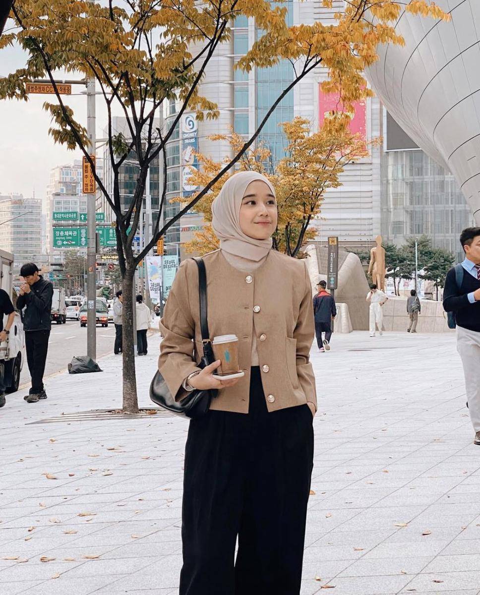 padu padan celana hitam buat kerja ala Pamela Agatha (instagram.com/pamelagatha)