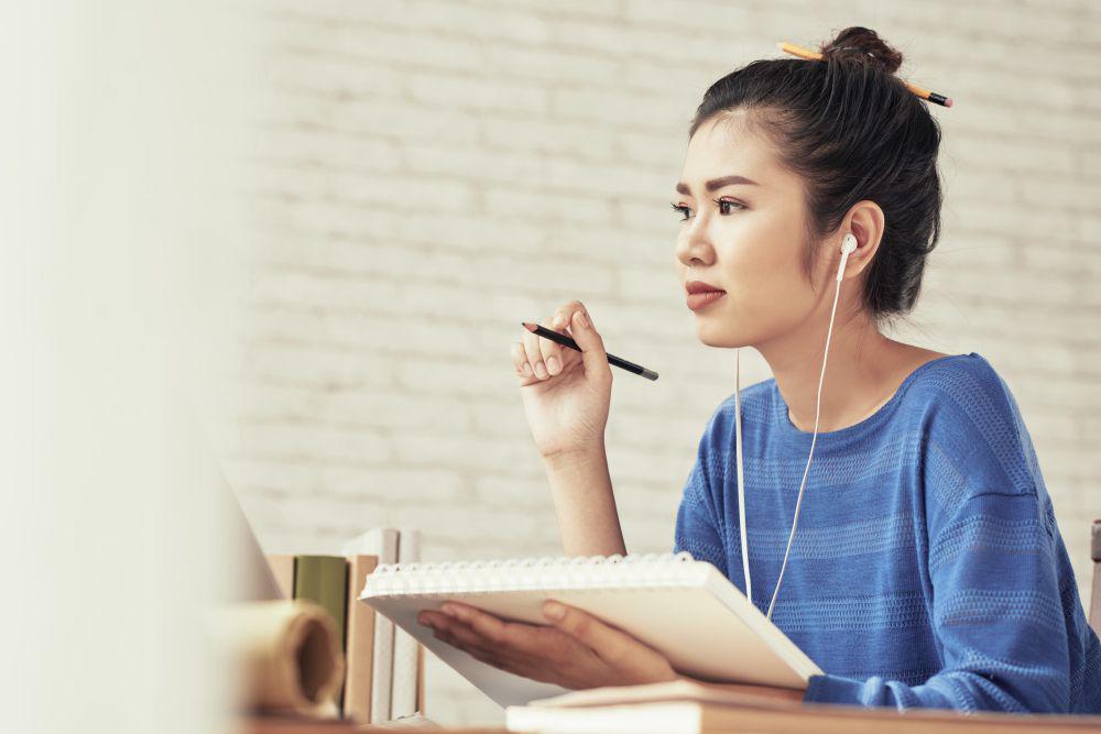 ilustrasi perempuan belajar (freepik.com/pressfoto)