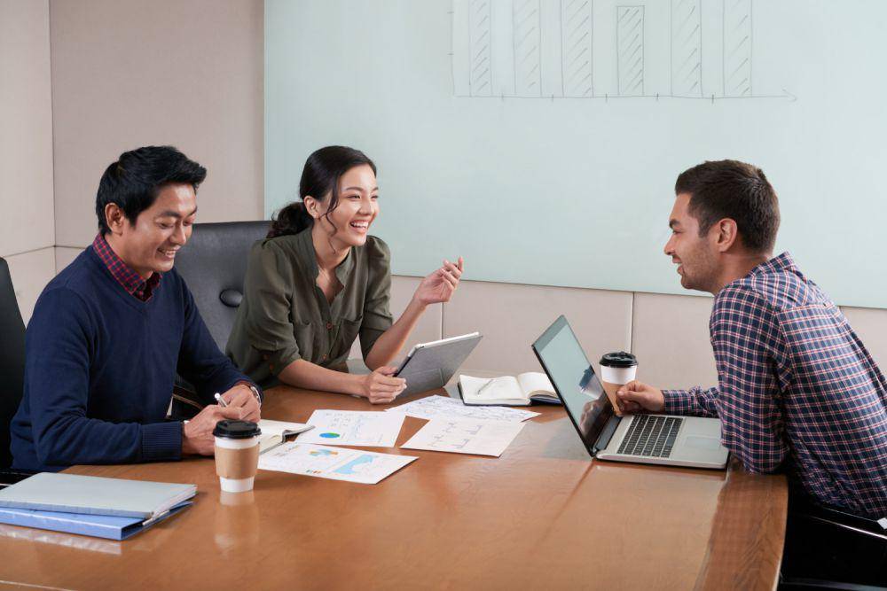 Ilustrasi ngobrol dengan rekan kantor (freepik.com/pressfoto)