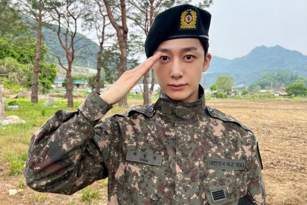7 Potret Hyungwon MONSTA X Pulang Wamil, Disambut Fans