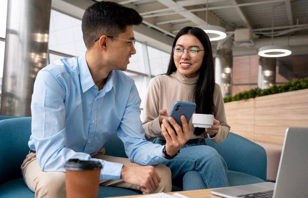 ilustrasi konsultasikan dengan orang terdekat (freepik.com/freepik)