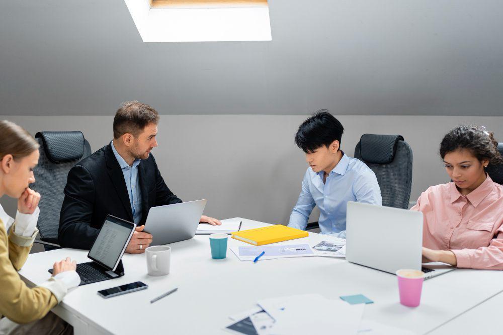 5 Tips Ampuh Tetap Fokus Kerja Meski Kantor Ramai dan Berisik