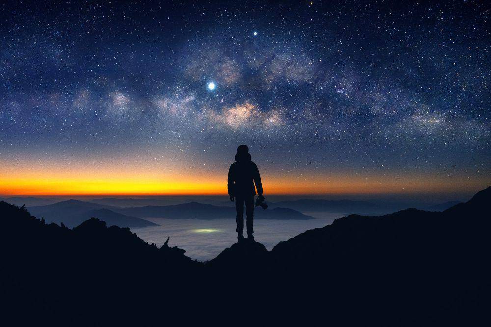 Ilustrasi menatap bintang (freepik.com/tawatchai07)