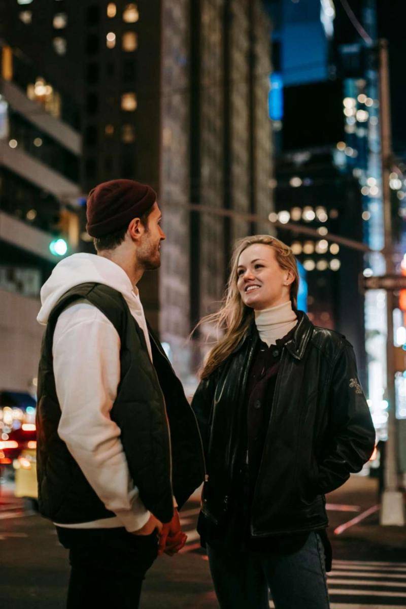 Seorang perempuan dan pria berbicara (pexels.com/Katerina Holmes)