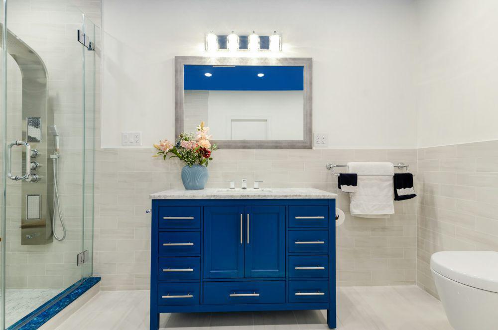 8 Referensi Desain Kabinet Kamar Mandi yang Simpel dan Modern