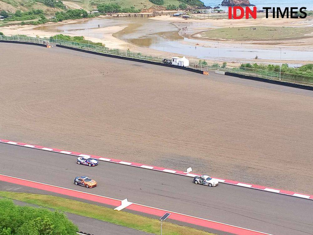 Balap mobil GT World Challenge Asia di Sirkuit Mandalika 2025. (IDN Times/Muhammad Nasir)