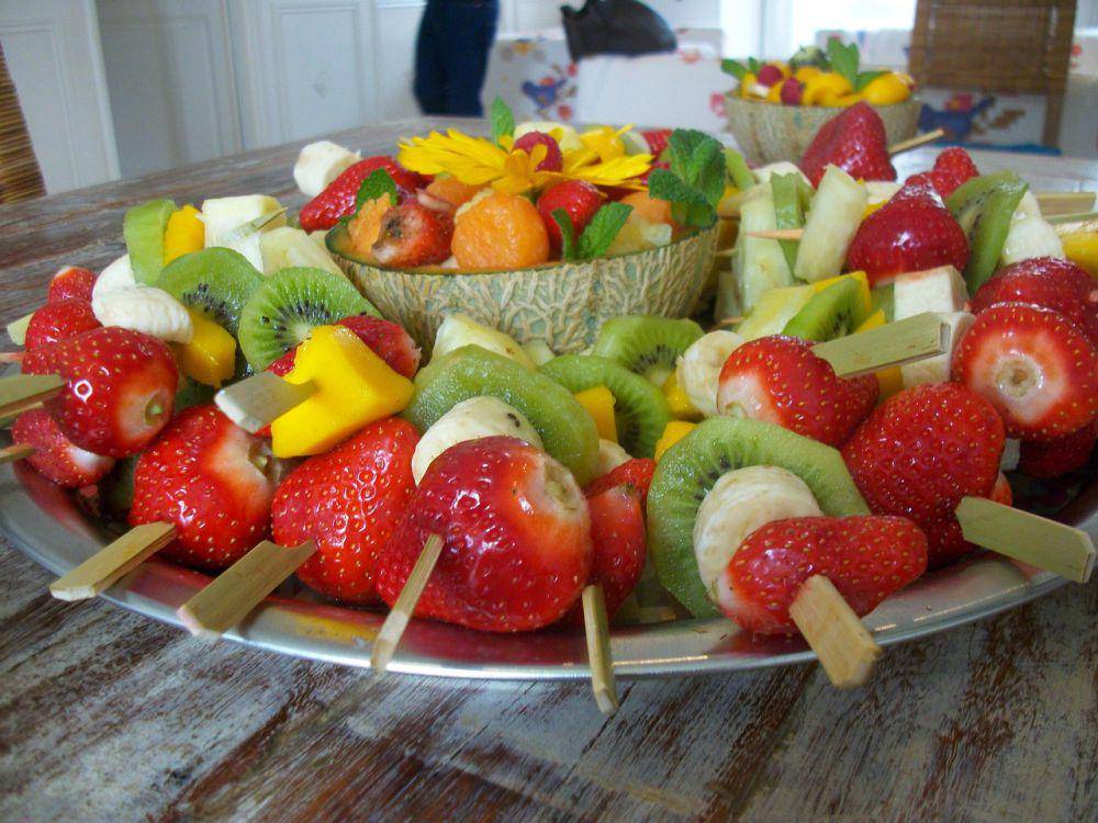 ilustrasi buah potong tusuk (pixabay.com/TheAskewBox)