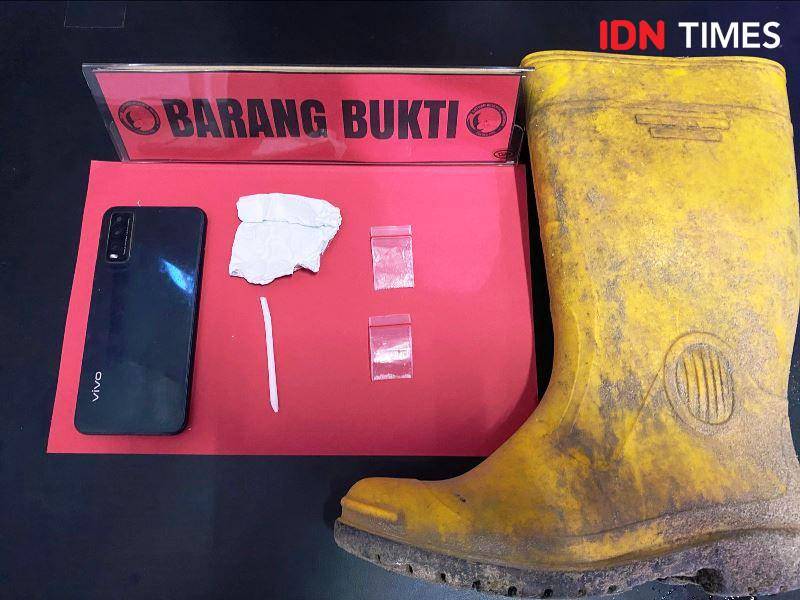 Barang bukti yang berhasil diamankan polisi dari tangan tersangka SRT (IDN Times/Ervan)