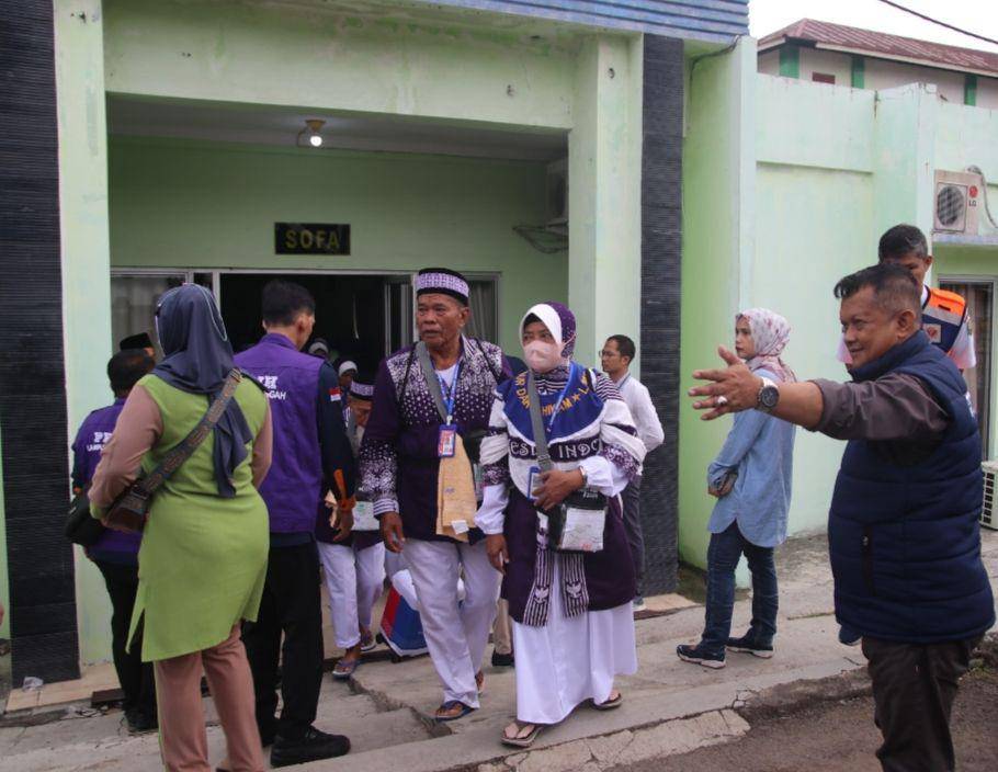Keberangkatan 393 jemaah asal Kabupaten Lampung Tengah yang tergabung dalam Kloter JKG 30. (Dok. Kanwil Kemenag Lampung).