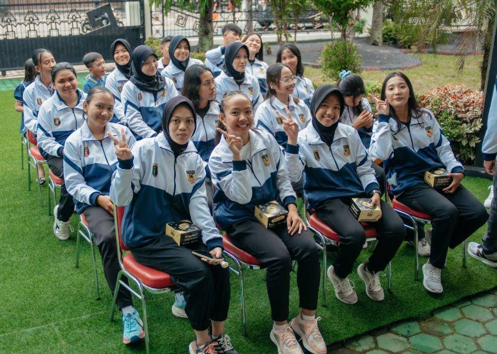 Pelepasan 38 atlet kadet U-21 asal Lampung dikirim berlaga mengikuti Kejuaraan Nasional (Kejurnas) Karate-Do di Pekanbaru. (Dok. Pemprov Lampung).