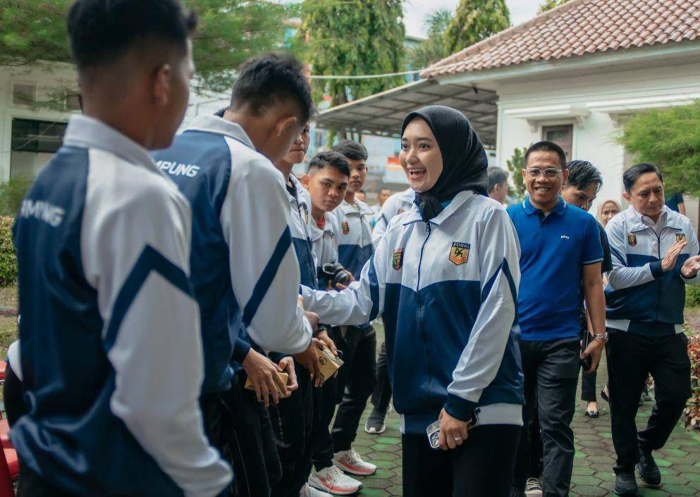 Pelepasan 38 atlet kadet U-21 asal Lampung dikirim berlaga mengikuti Kejuaraan Nasional (Kejurnas) Karate-Do di Pekanbaru. (Dok. Pemprov Lampung).