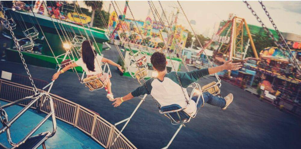 Ilustrasi Double Date Pergi Ke Taman Hiburan (freepik.com/rawpixel.com)