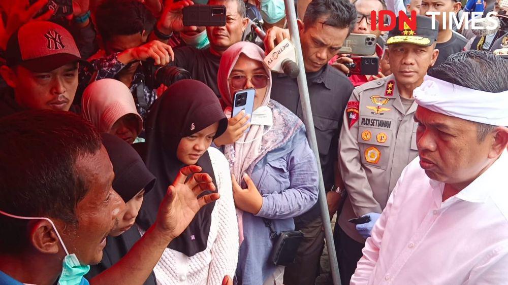 Gubernur Jawa Barat, Dedi Mulyadi (menggunakan pakaian putih) ketika menemui keluarga korban yang menunggu di RSUD Pameungpeuk, Garut. (IDN Times/Azziz Zulkhairil)