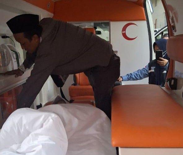 Petugas kesehatan haji saat membaringkan jenazah Amirah Tayyimah Daman, seorang peserta haji asal Kota Makassar yang wafat di RS Qadr, Arab Saudi, Selasa (13/5/2025). (Dok. Kemenag Sulsel)