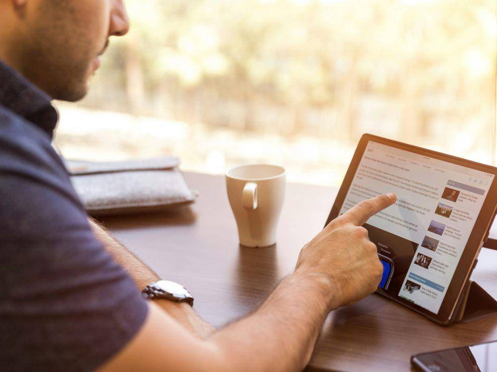 ilustrasi orang menggunakan tablet (unsplash.com/LinkedIn Sales Solutions)