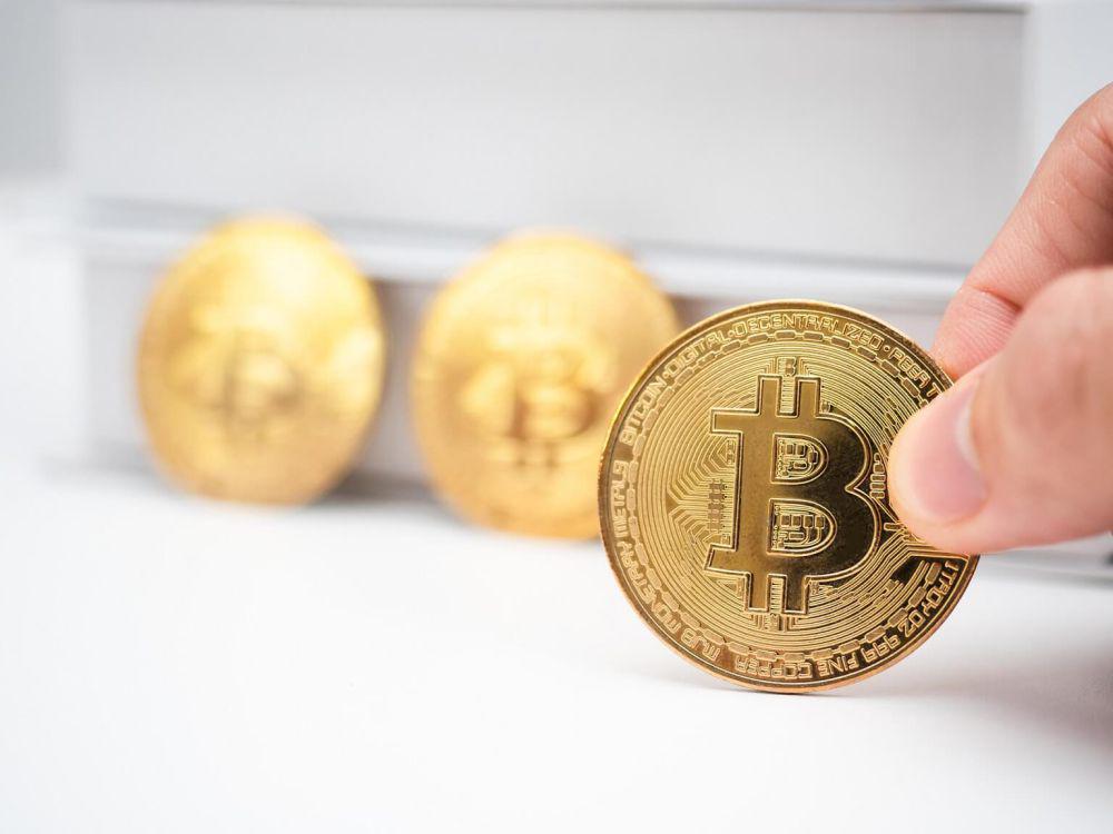 ilustrasi emas bitcoin (vecteezy.com/Thanasak Wongsuk)
