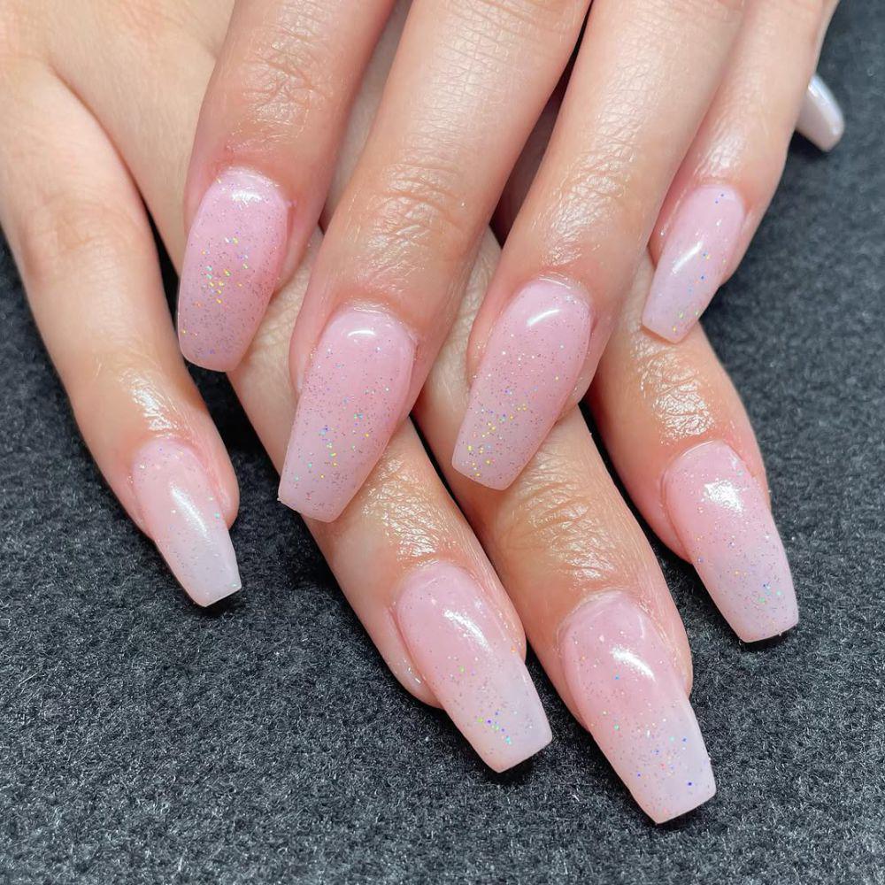ide nail art tema strawberry milk (instagram.com/the.polished.canvas)