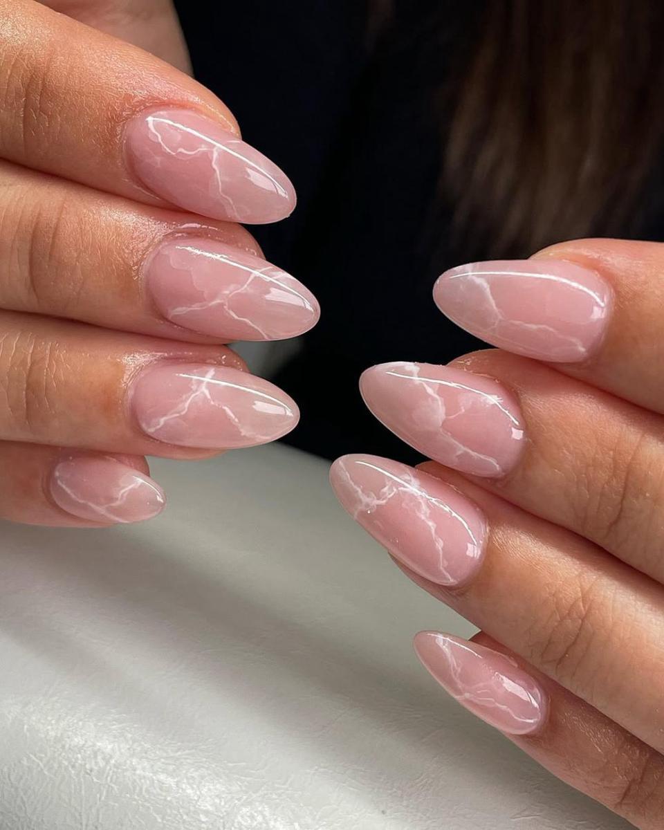 ide nail art tema strawberry milk (instagram.com/nailartistrybykylie)