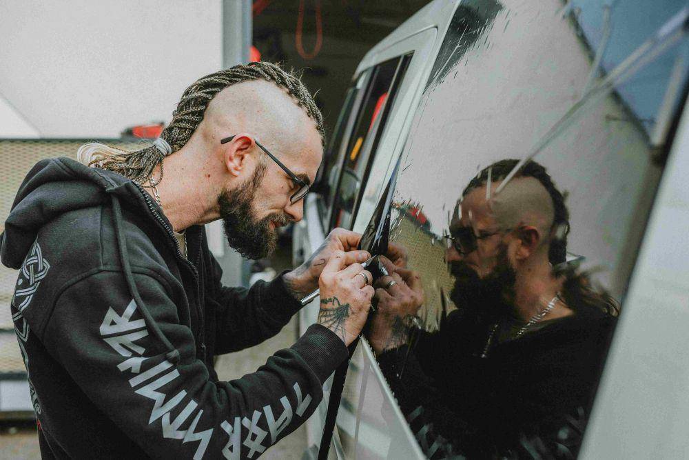 ilustrasi kaca film mobil (pexels.com/Helena Jankovičová Kováčová)