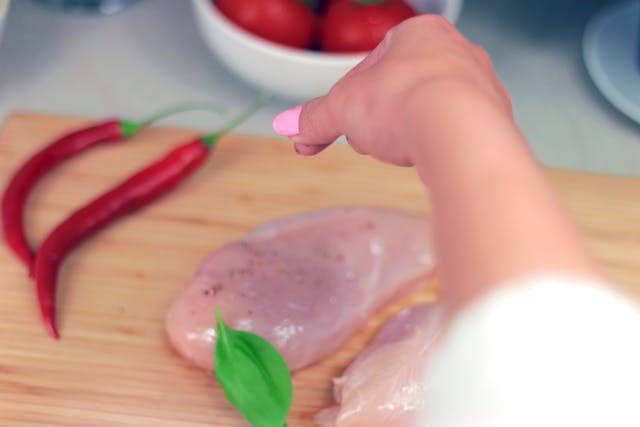 ilustrasi daging ayam (pexels.com/alleksana)