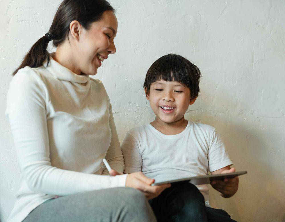 ilustrasi ibu dan anak laki-lakinya (pexels.com/Ketut Subiyanto)