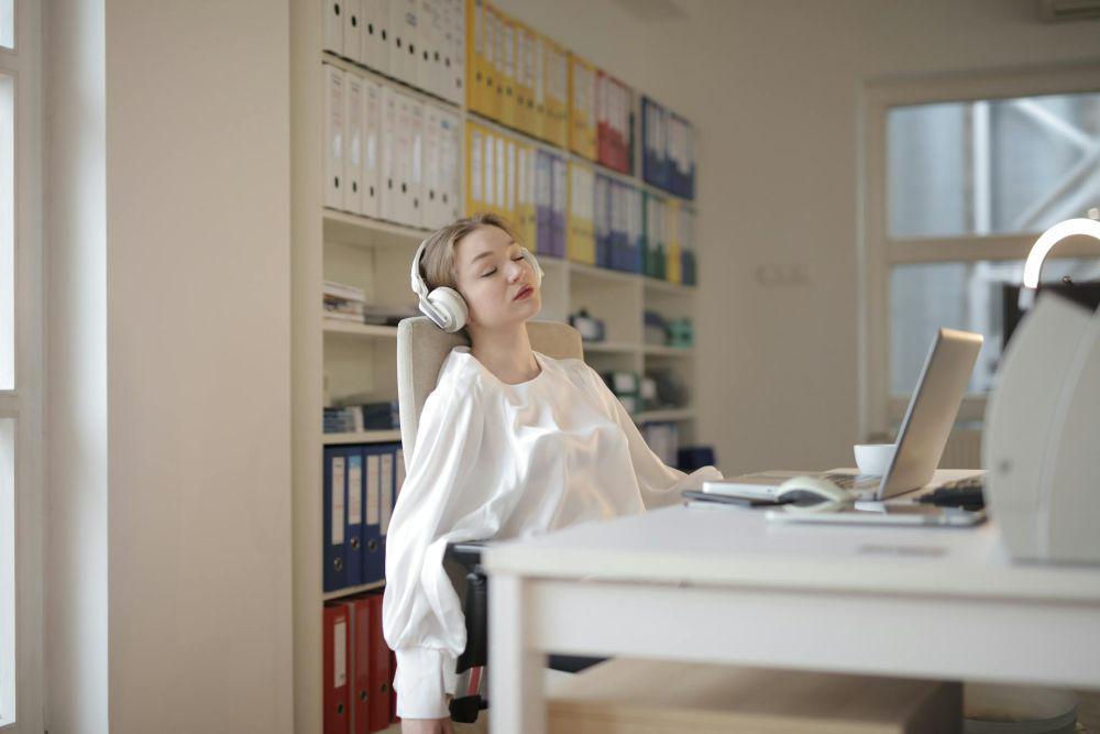 7 Cara Biar Gak Ngantuk Saat di Kantor, No Coffee No Problem!