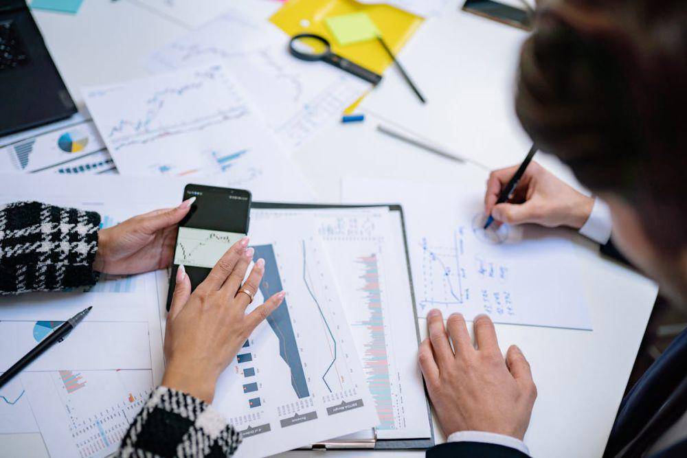 ilustrasi melakukan feasibility study (pexels.com/Yan Krukau)