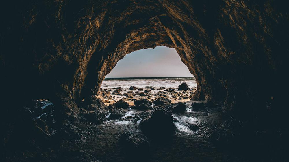 ilustrasi wisata gua di jogja (unsplash.com/@omgitsmattyvee)