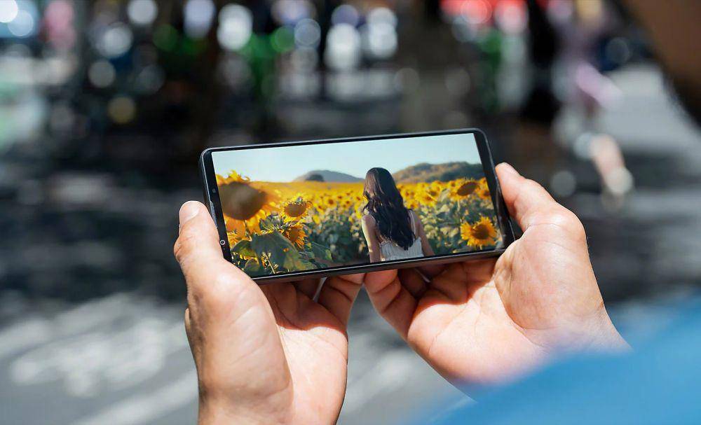 ilustrasi menonton video di layar Sony Xperia 1 VII (sony.co.uk)
