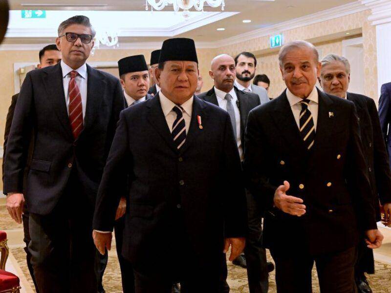 Presiden Prabowo Subianto bersama PM Pakistan Shehbaz Sharif. (presidenri.go.id)