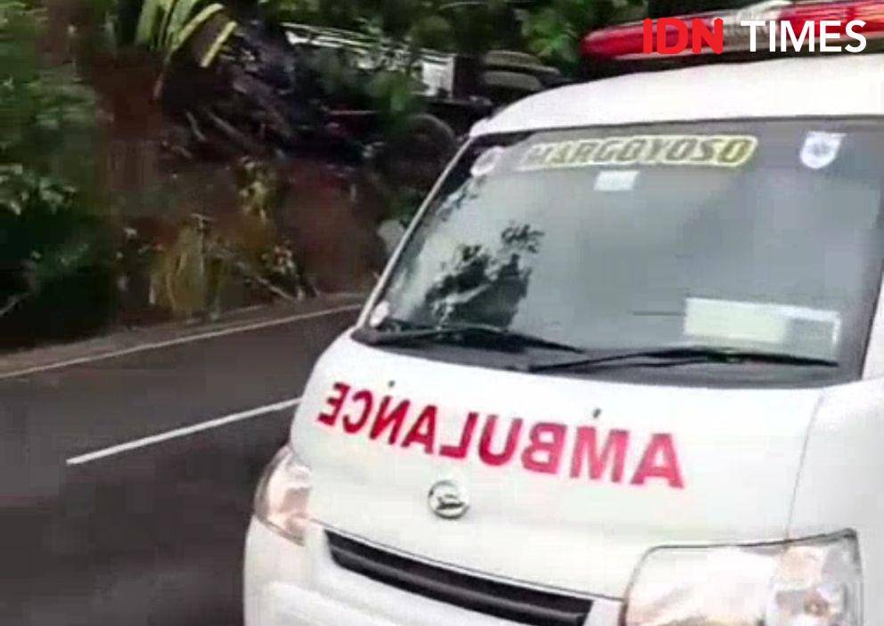 Ambulan dari RSUD Purworejo tengah bersiap menjaga kemungkinan adanya korban ditempat kejadian, Selasa (13/5/2025).(IDN Times/Tangkapan layar)
