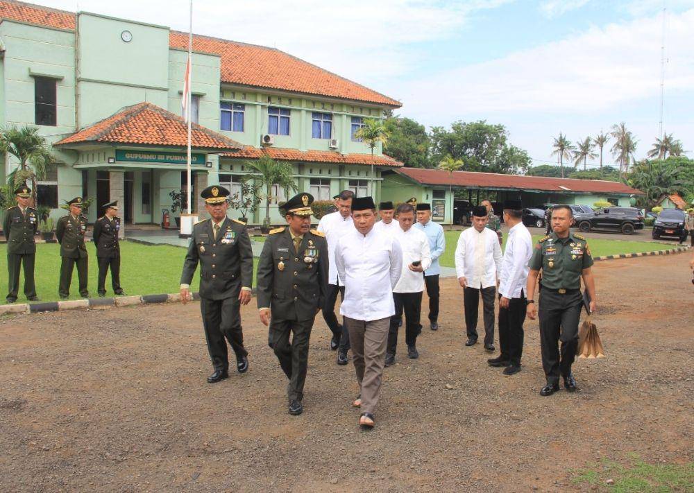 Panglima TNI, Jenderal Agus Subiyanto ketika melepas tiga jenazah prajurit TNI Angkatan Darat (AD) yang jadi korban insiden ledakan di Garut. (Dokumentasi Puspen TNI)
