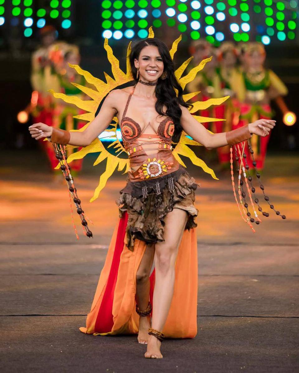 Potret Finalis dari Afrika di Opening Ceremony Miss World 2025 (Ricardo Siviero for Instagram.com/missworld)