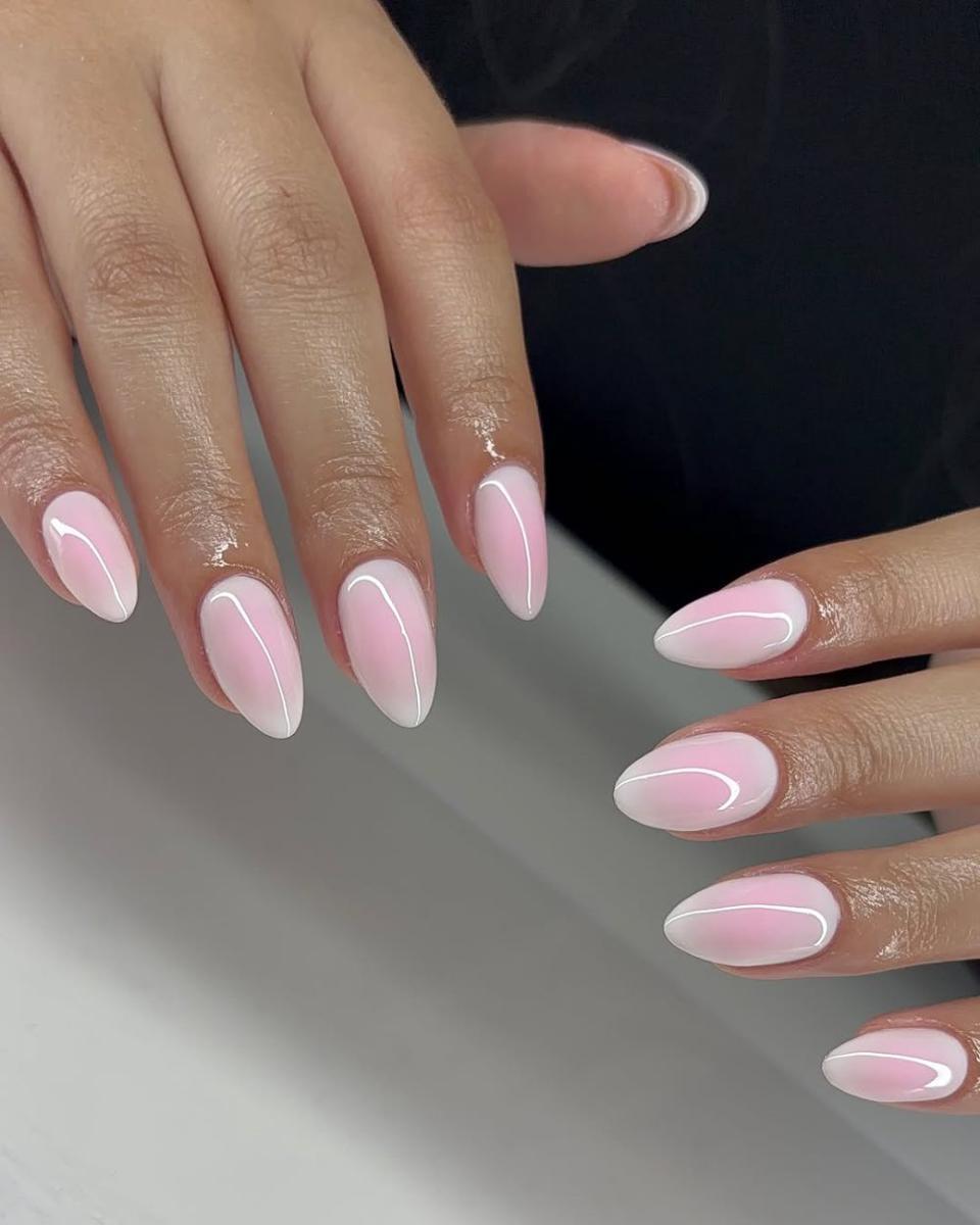 ide nail art tema strawberry milk (instagram.com/nailsxbellaelyse)